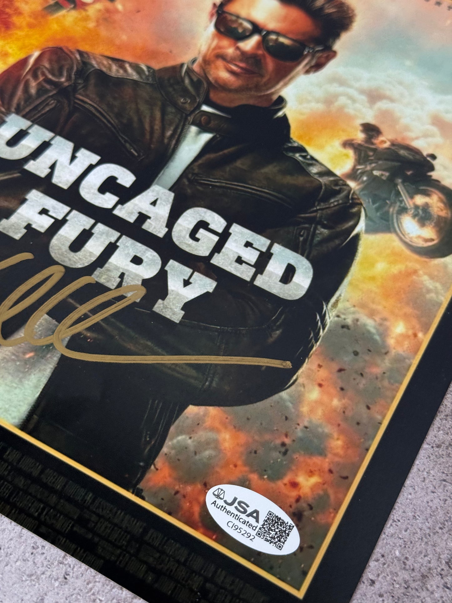 Foto Mortal Kombats / Jhonny Cage firmada por Karl Urban (JSA)