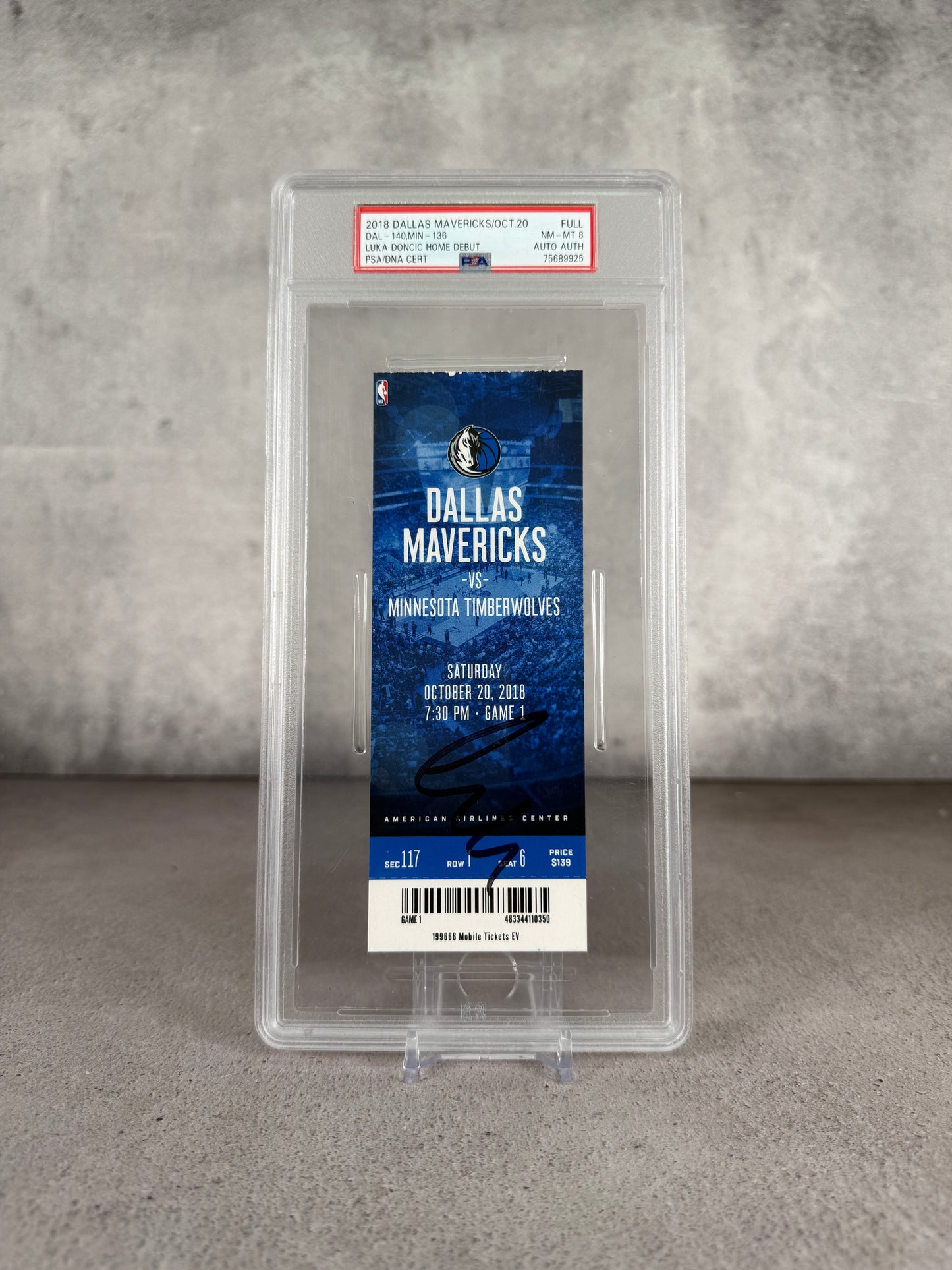 Boleto debut Luka Doncic Dallas Mavericks PSA 8 firmado