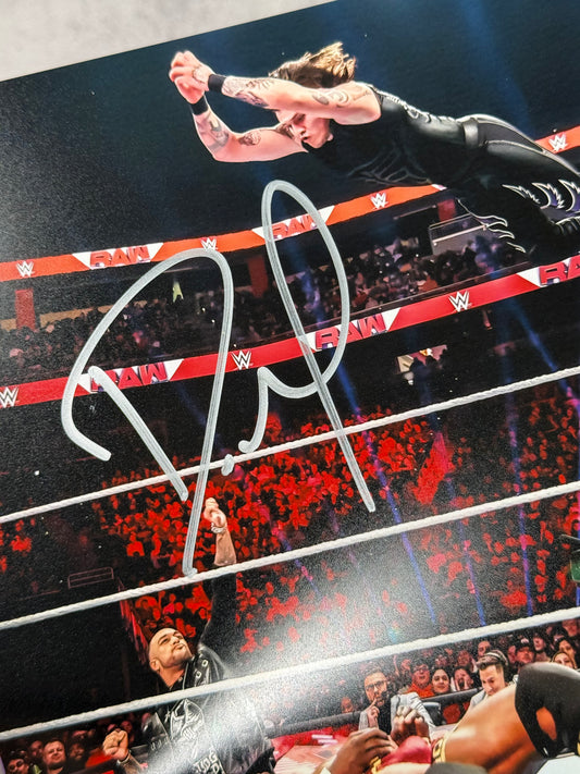 Foto firmada por Dominik Mysterio JSA