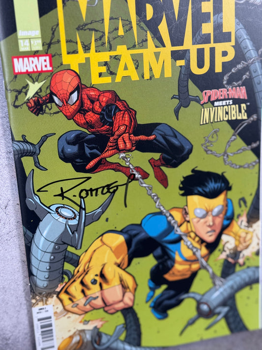 Comic Marvel Team-Up #1 Invincible x Spider-Man firmado por Ryan Ottley (SWAU)