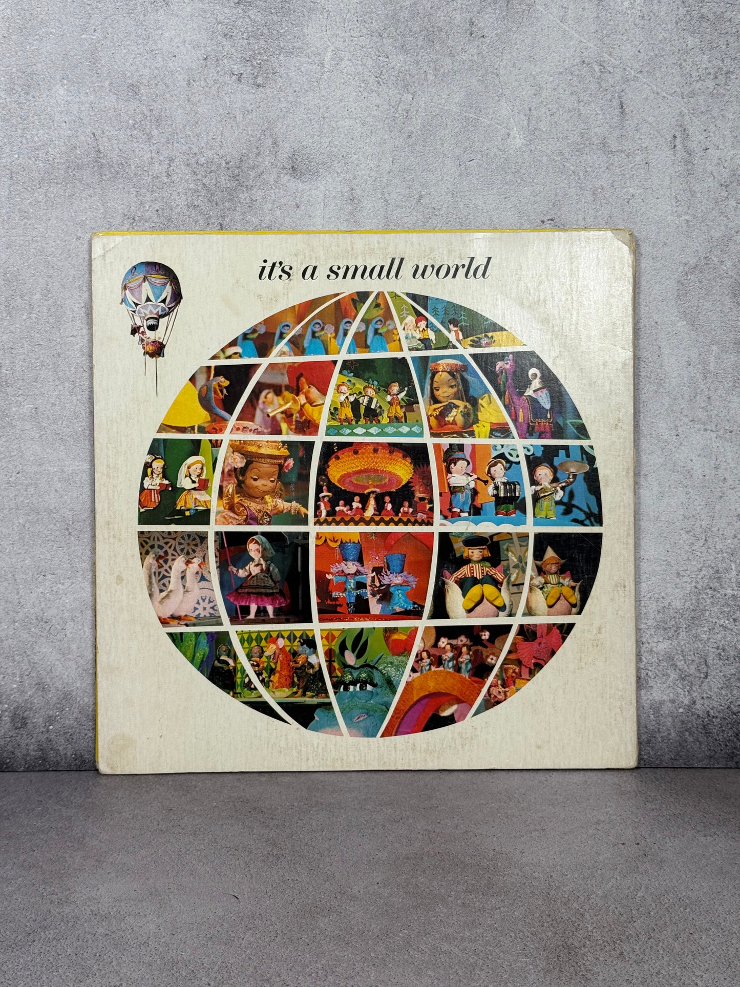 Vinil Disneyland “Small World” 1964 – Firmado por Bob Gurr (JSA)